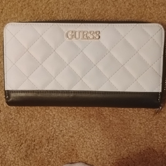 Guess White and Black Quilted Wallet - Picture 1 of 1